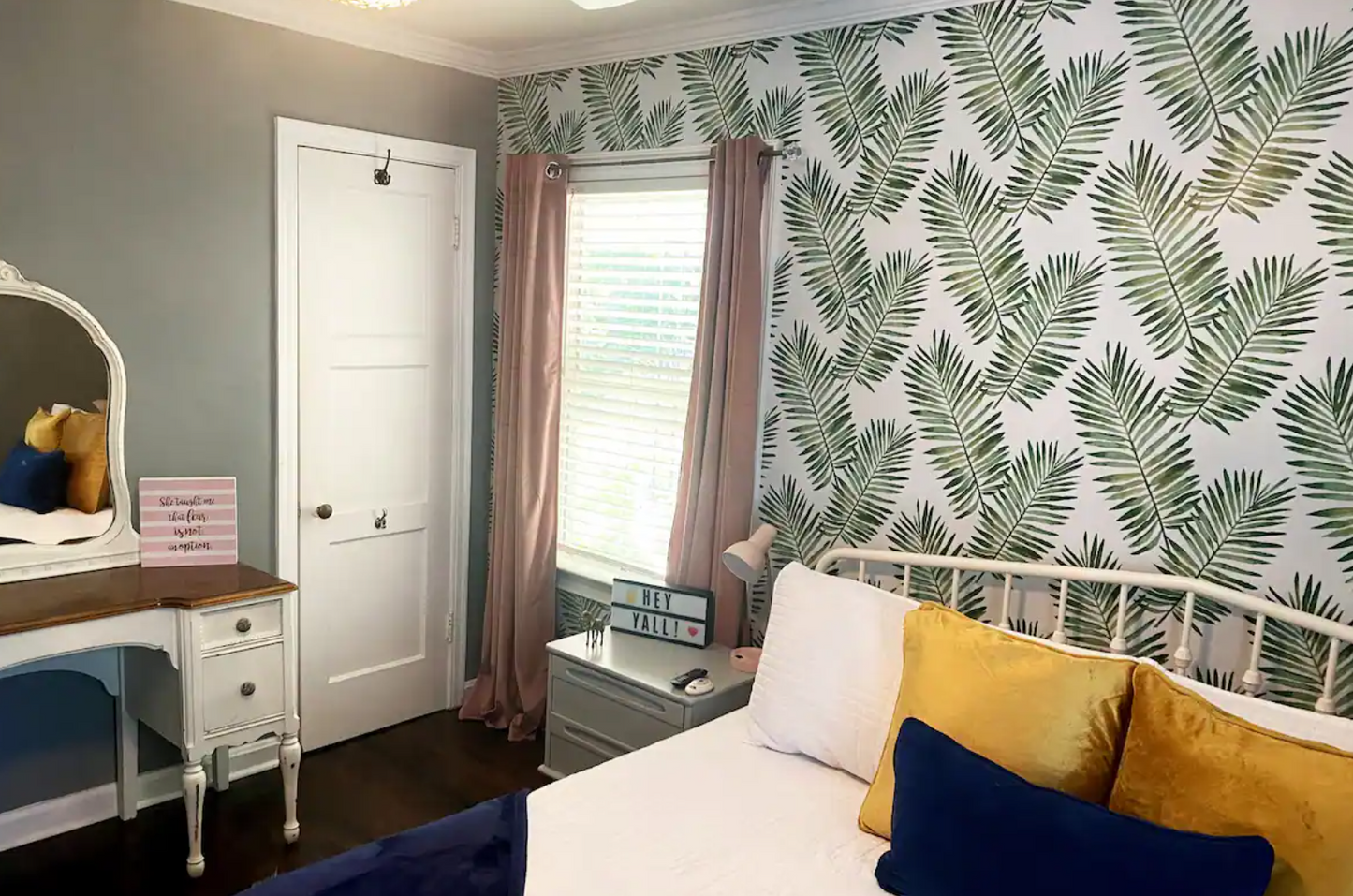 Blue Door Casa Grande & Babe Cave Stay